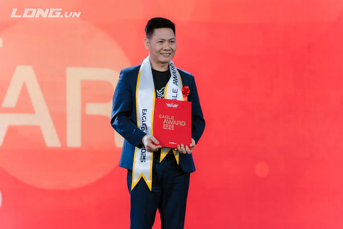 Anh Nguyễn Quốc Huy đeo băng, cầm chứng nhận Eagle Award một mình – Kiểm soát tờ khai thuế