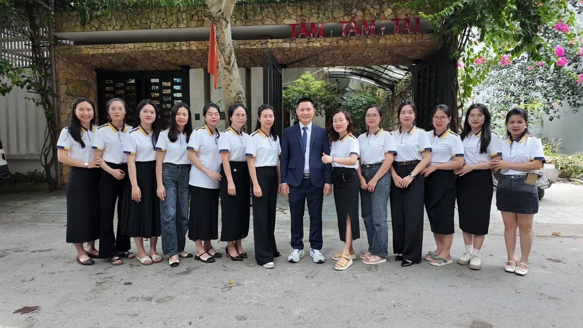 Ảnh tập thể đội ngũ trước cổng có biển Tâm - Tầm - Tài – Kiểm soát tờ khai thuế