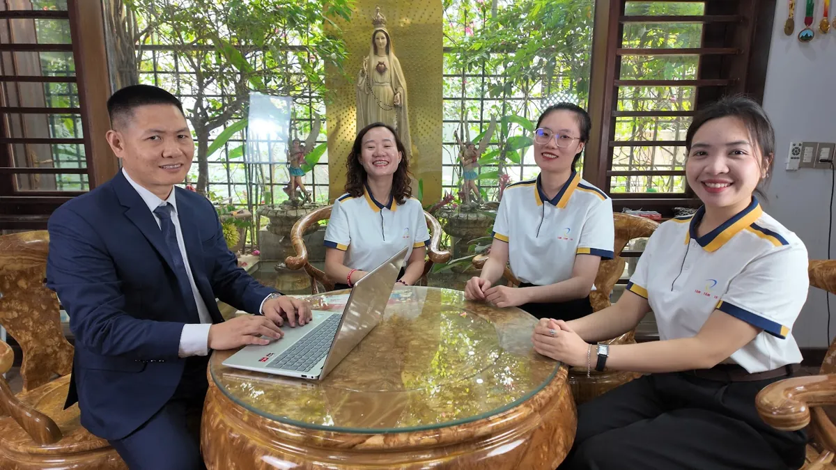Anh Nguyễn Quốc Huy trao đổi với chị Thảo và nhân viên bên bàn tròn tại Tâm - Tầm - Tài – Kiểm soát tờ khai thuế
