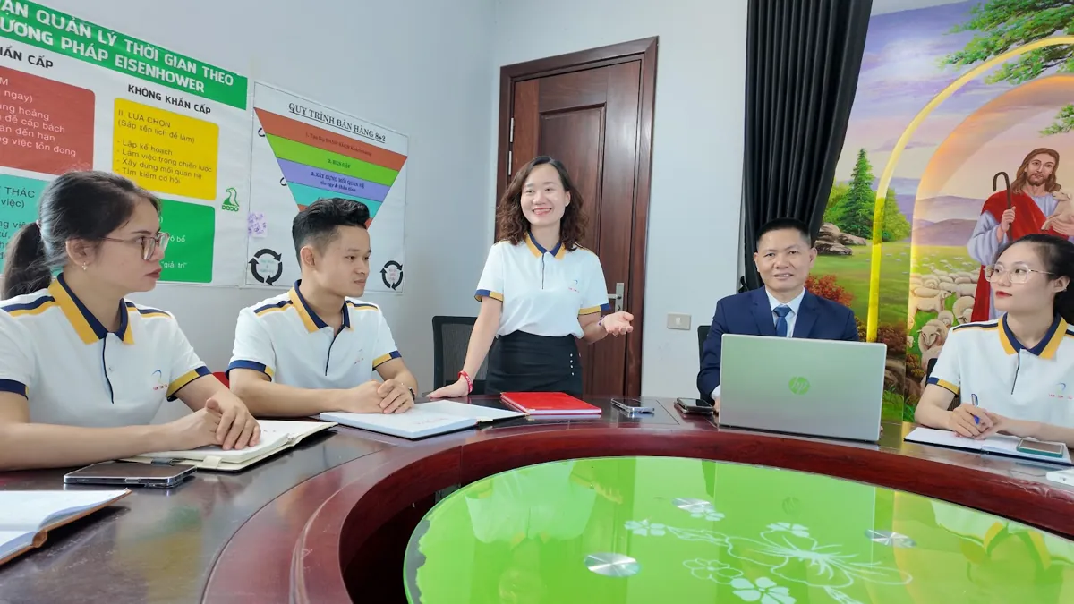 Chị Thảo Nguyễn đứng trình bày trong buổi họp quanh bàn tròn tại Tâm - Tầm - Tài – chia sẻ về kiểm soát tờ khai thuế