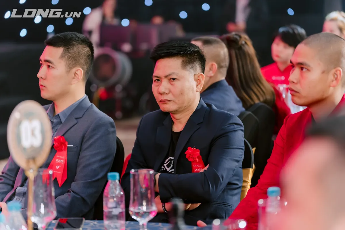 Anh Nguyễn Quốc Huy ngồi giữa doanh nhân ở hàng ghế khách mời tại Eagle Award 2025 – Kinh nghiệm thành lập công ty