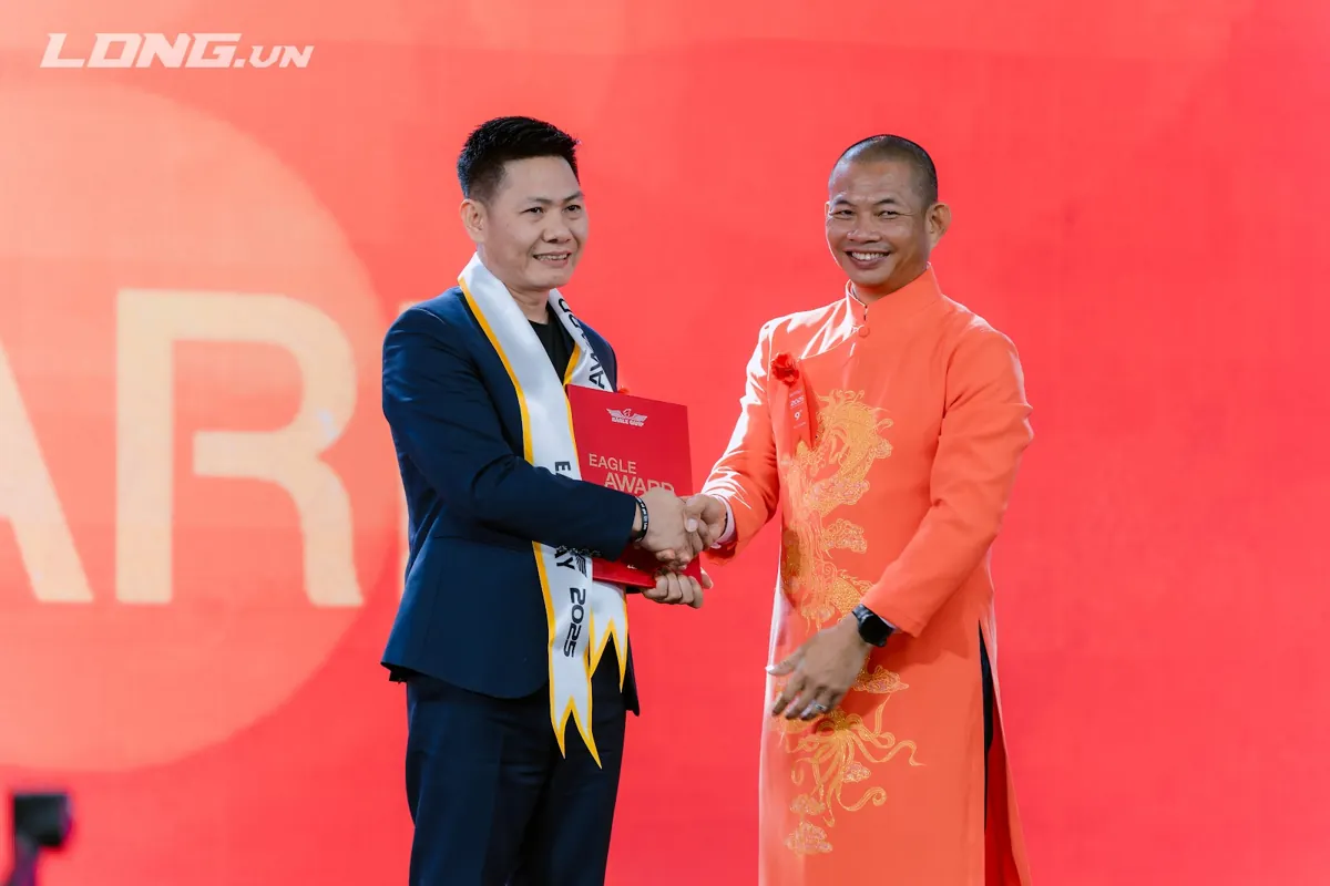 Anh Nguyễn Quốc Huy nhận chứng nhận, bắt tay thầy Long trên sân khấu tại Eagle Award 2025 – Kinh nghiệm thành lập công ty