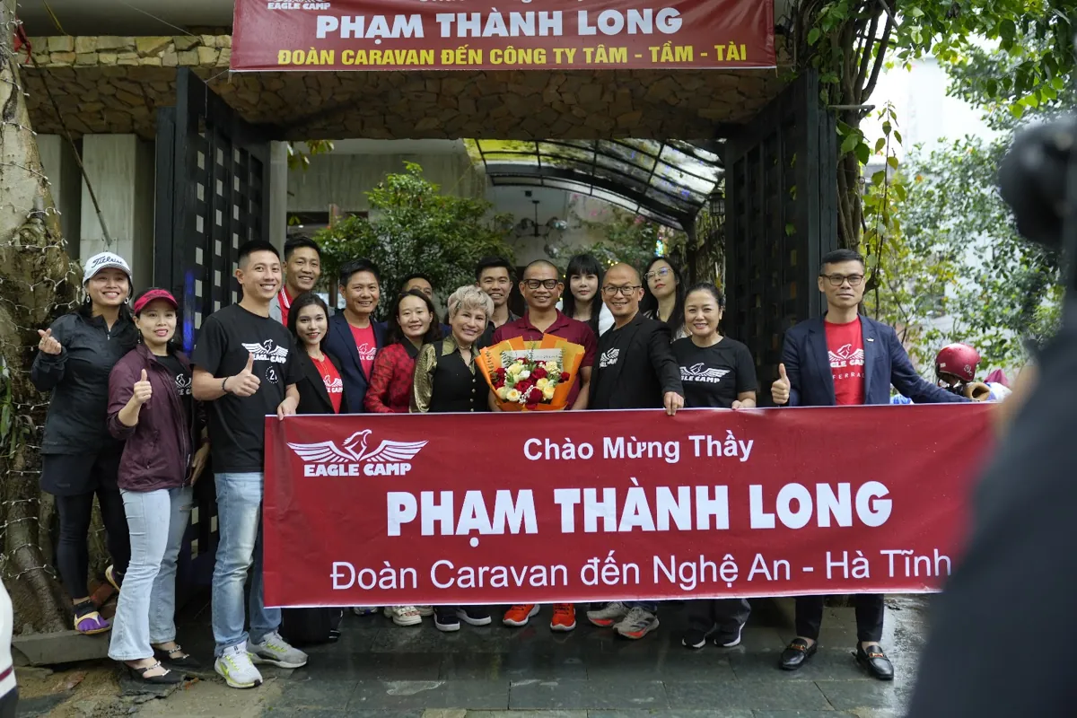Tập thể đông người cầm băng rôn chào mừng trước cổng tại Tâm - Tầm - Tài – Kinh nghiệm thành lập công ty