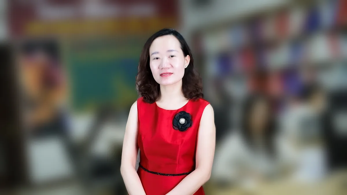 Chị Thảo Nguyễn váy đỏ cận cảnh nửa người, mỉm cười nhìn thẳng tại văn phòng Tâm - Tầm - Tài – chia sẻ về làm con dấu công ty cần gì