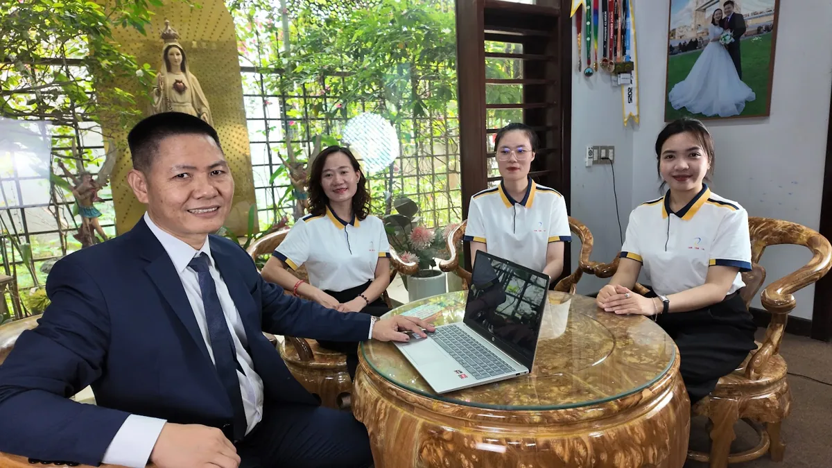 Anh Nguyễn Quốc Huy và ba nhân viên nữ ngồi quanh bàn tròn tại Tâm - Tầm - Tài – Mở công ty cần giấy tờ gì