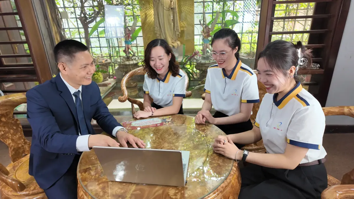 Nhà sáng lập Nguyễn Quốc Huy cùng đội ngũ tư vấn xem hồ sơ doanh nghiệp