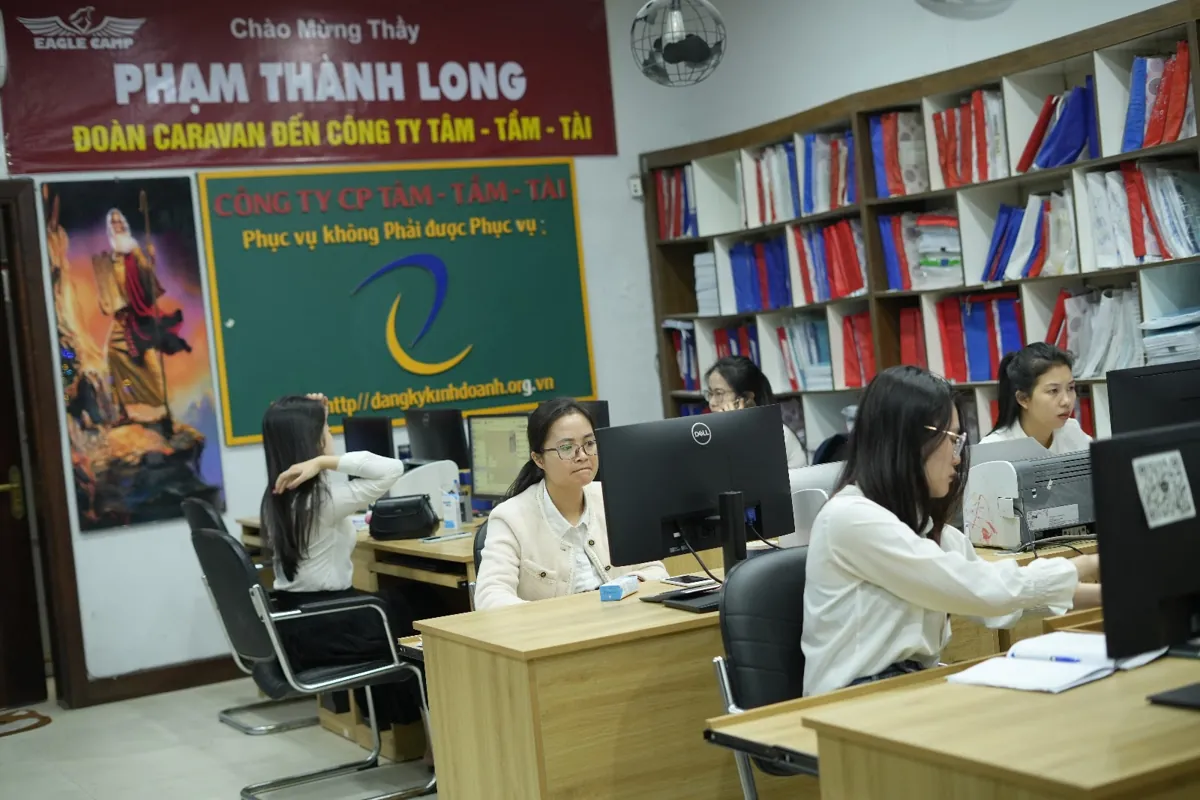 Nhân viên ngồi máy tính trong văn phòng Tâm - Tầm - Tài, kệ hồ sơ đầy – Tạm ngừng kinh doanh