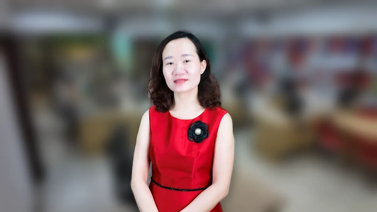 Chị Thảo Nguyễn váy đỏ cận cảnh nửa người, mỉm cười nhìn thẳng tại văn phòng Tâm - Tầm - Tài – chia sẻ về tạm ngừng kinh doanh