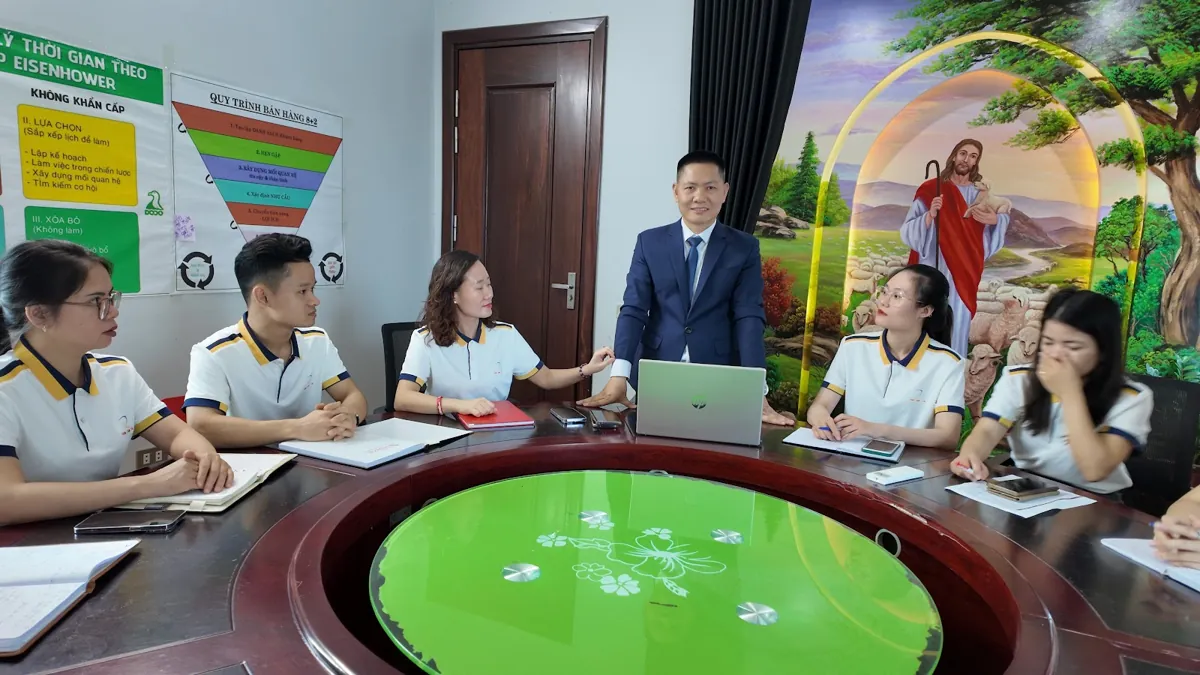 Toàn cảnh buổi họp nhóm quanh bàn tròn, anh Nguyễn Quốc Huy đứng phía sau tại Tâm - Tầm - Tài – Tạm ngừng kinh doanh