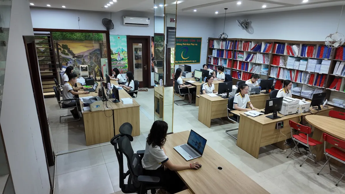 Văn phòng Tâm - Tầm - Tài nhiều bàn làm việc, nhân viên ngồi máy tính – Tạm ngừng kinh doanh