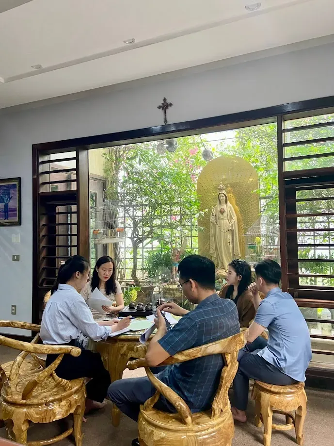 Chuyên viên Tâm - Tầm - Tài tư vấn thành lập công ty cho khách tại văn phòng