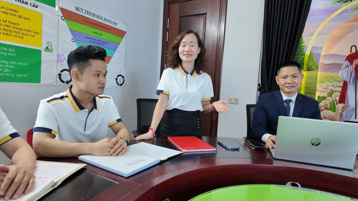 Chị Thảo Nguyễn đứng hướng dẫn, nhân viên nam và anh Nguyễn Quốc Huy ngồi nghe tại Tâm - Tầm - Tài – chia sẻ về thay đổi đăng ký kinh doanh