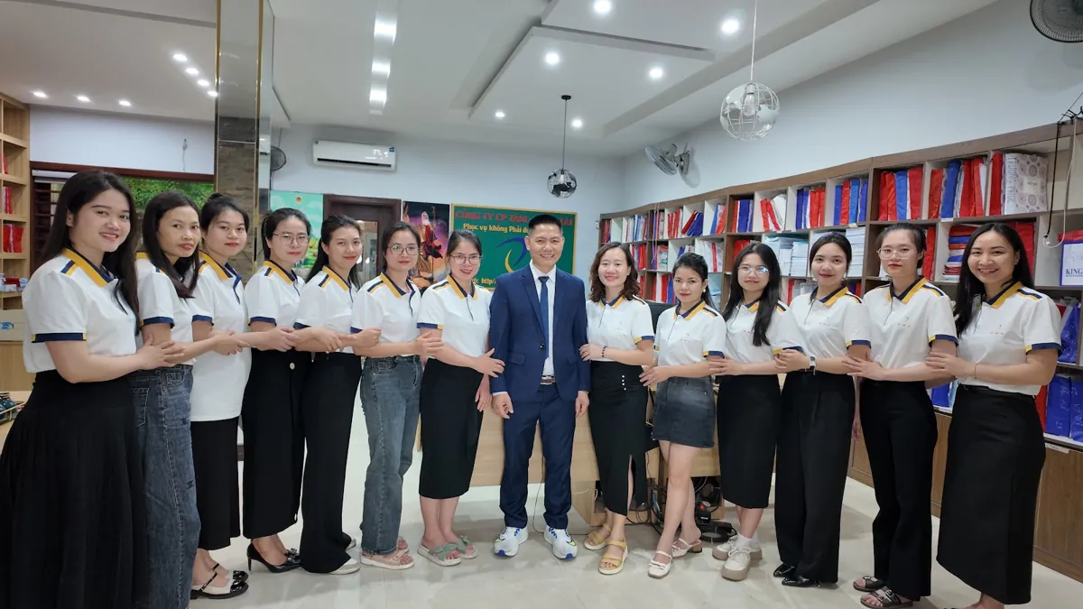 Đội ngũ nhân viên xếp hàng chụp ảnh cùng anh Nguyễn Quốc Huy tại Tâm - Tầm - Tài – Thủ tục giải thể công ty