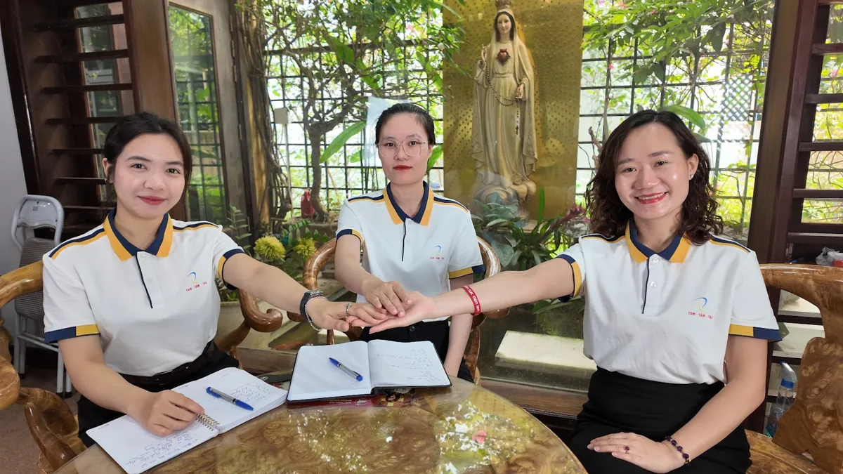 Chị Thảo Nguyễn trao đổi công việc với hai nhân viên bên bàn tròn tại Tâm - Tầm - Tài – chia sẻ về thủ tục giải thể công ty