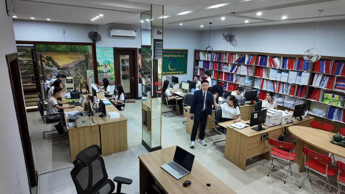 Toàn cảnh văn phòng Tâm - Tầm - Tài rộng, nhân viên làm việc, kệ hồ sơ – Thủ tục giải thể công ty