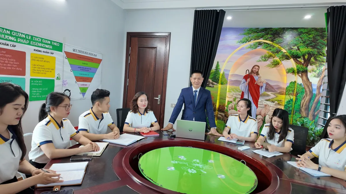 Nhân viên ghi chép trong buổi họp quanh bàn tròn lớn tại Tâm - Tầm - Tài – Thủ tục mở trung tâm ngoại ngữ