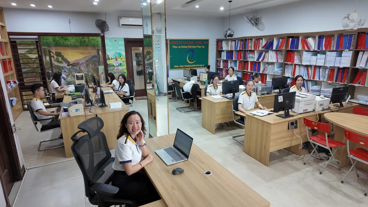 Không gian văn phòng Tâm - Tầm - Tài sáng, nhân viên làm việc với laptop – Tra cứu nhãn hiệu trước khi đăng ký