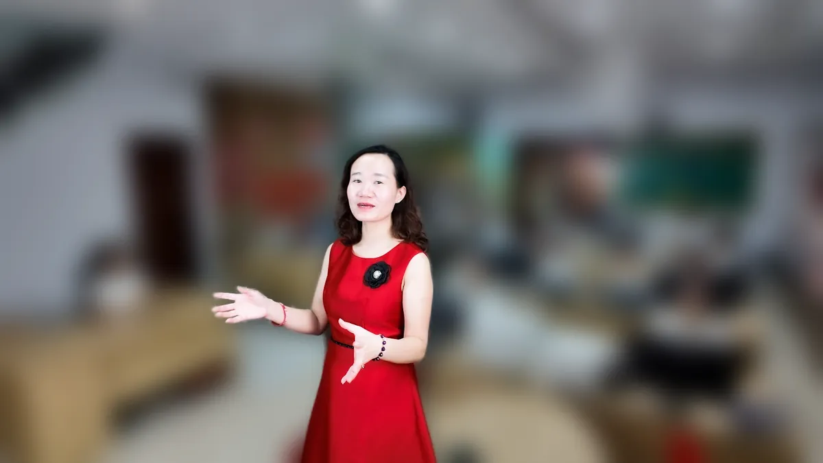 Chị Thảo Nguyễn váy đỏ đưa tay như giới thiệu, mỉm cười tại văn phòng Tâm - Tầm - Tài – chia sẻ về tra cứu nhãn hiệu trước khi đăng ký