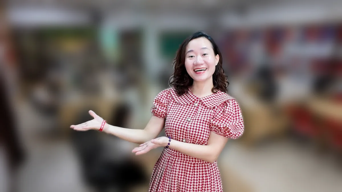 Chị Thảo Nguyễn váy caro đỏ đưa hai tay như giới thiệu, mỉm cười tại văn phòng Tâm - Tầm - Tài – chia sẻ về vốn điều lệ góp trong bao lâu