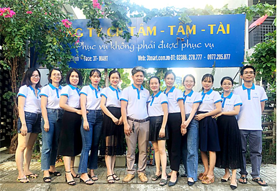 Tập thể nhân viên trước biển hiệu công ty
