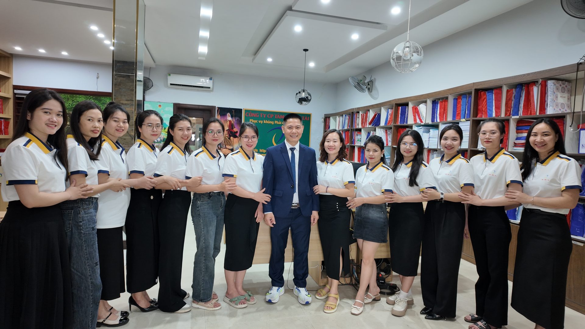 Tập thể nhân viên Tâm - Tầm - Tài cùng nhà sáng lập Nguyễn Quốc Huy tại văn phòng
