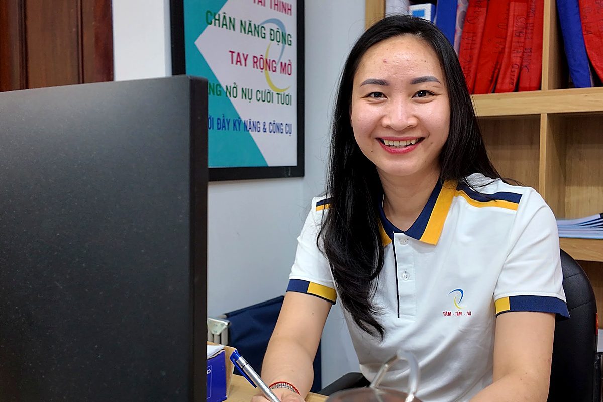 Chuyên viên Tâm - Tầm - Tài tiếp nhận thông tin thành lập công ty tại văn phòng ở Nghệ An