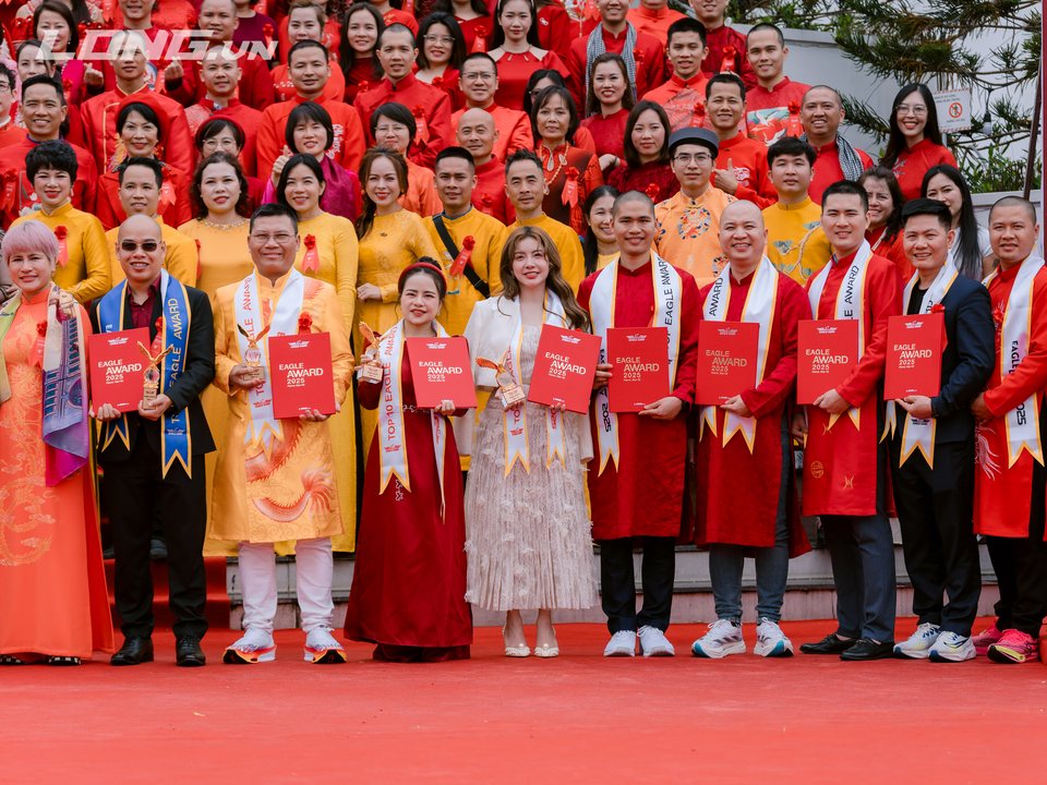 Đại diện các doanh nghiệp cầm chứng nhận Eagle Award 2025