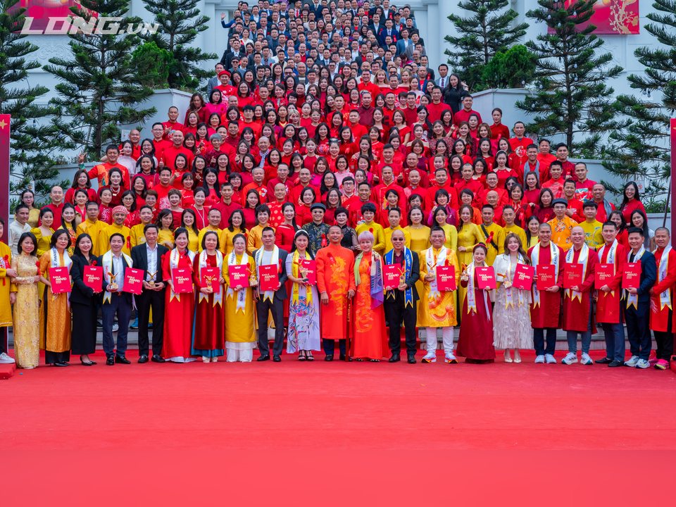 Tập thể các doanh nghiệp đạt giải Eagle Award 2025 tại lễ vinh danh ở Hà Nội