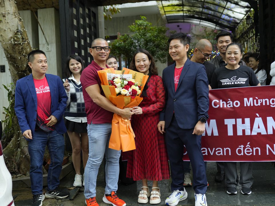 Tâm - Tầm - Tài tặng hoa đón thầy Phạm Thành Long và đoàn doanh nhân tại trụ sở