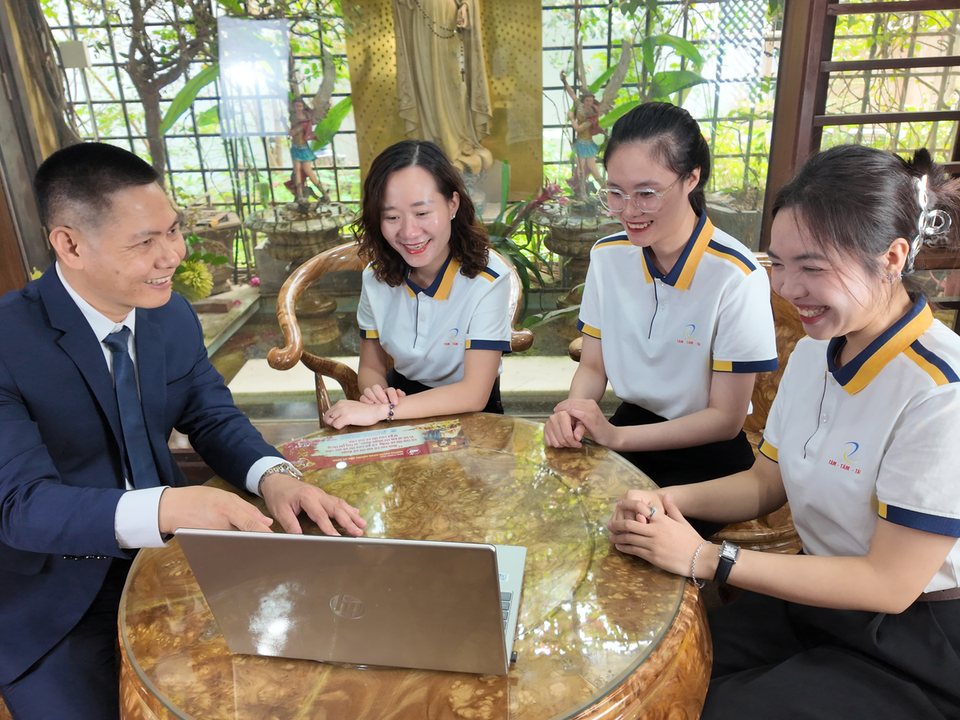 Nhà sáng lập Nguyễn Quốc Huy họp chuyên môn cùng nhân viên Tâm - Tầm - Tài