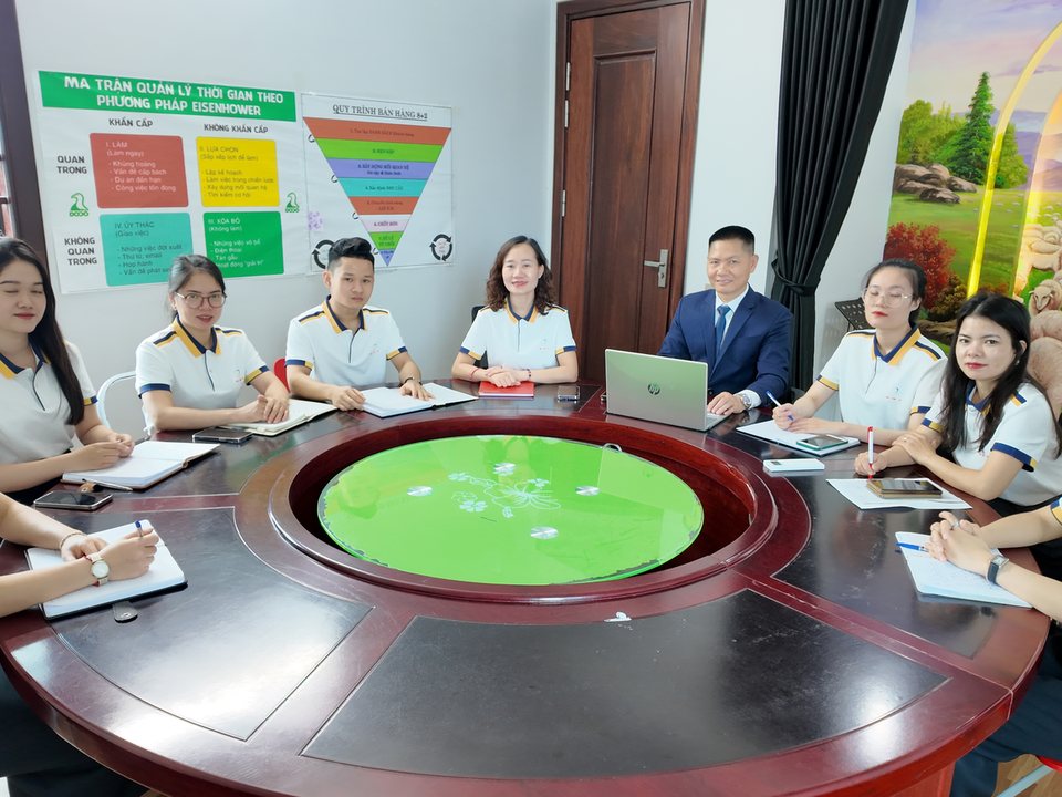Buổi họp nội bộ của đội ngũ kế toán thuế Tâm - Tầm - Tài