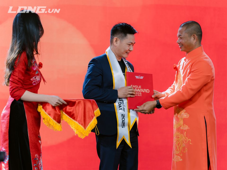 Nhà sáng lập Nguyễn Quốc Huy nhận giải Eagle Award 2025 cho Tâm - Tầm - Tài tại Hà Nội