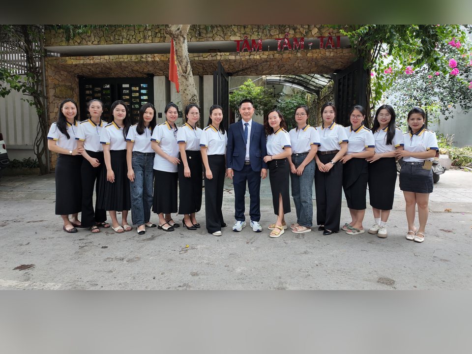 Tập thể nhân viên Tâm - Tầm - Tài trước cổng trụ sở tại Nghệ An