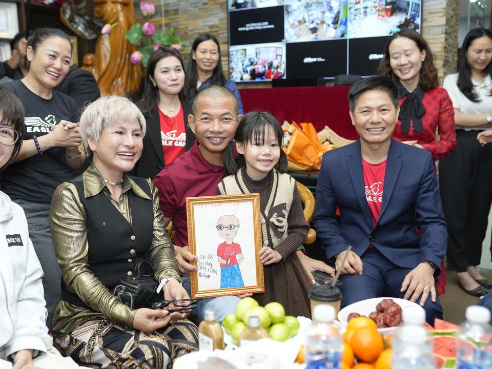 Tâm - Tầm - Tài trao quà lưu niệm cho thầy Phạm Thành Long và đoàn doanh nhân