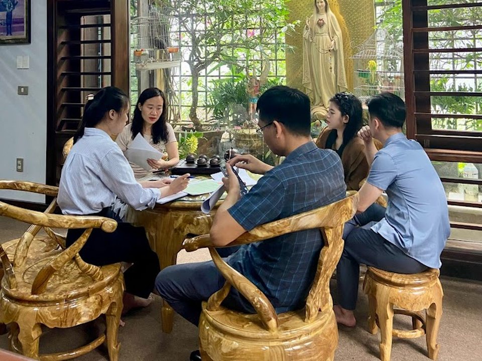 Chuyên viên Tâm - Tầm - Tài tư vấn thành lập công ty cho khách tại văn phòng