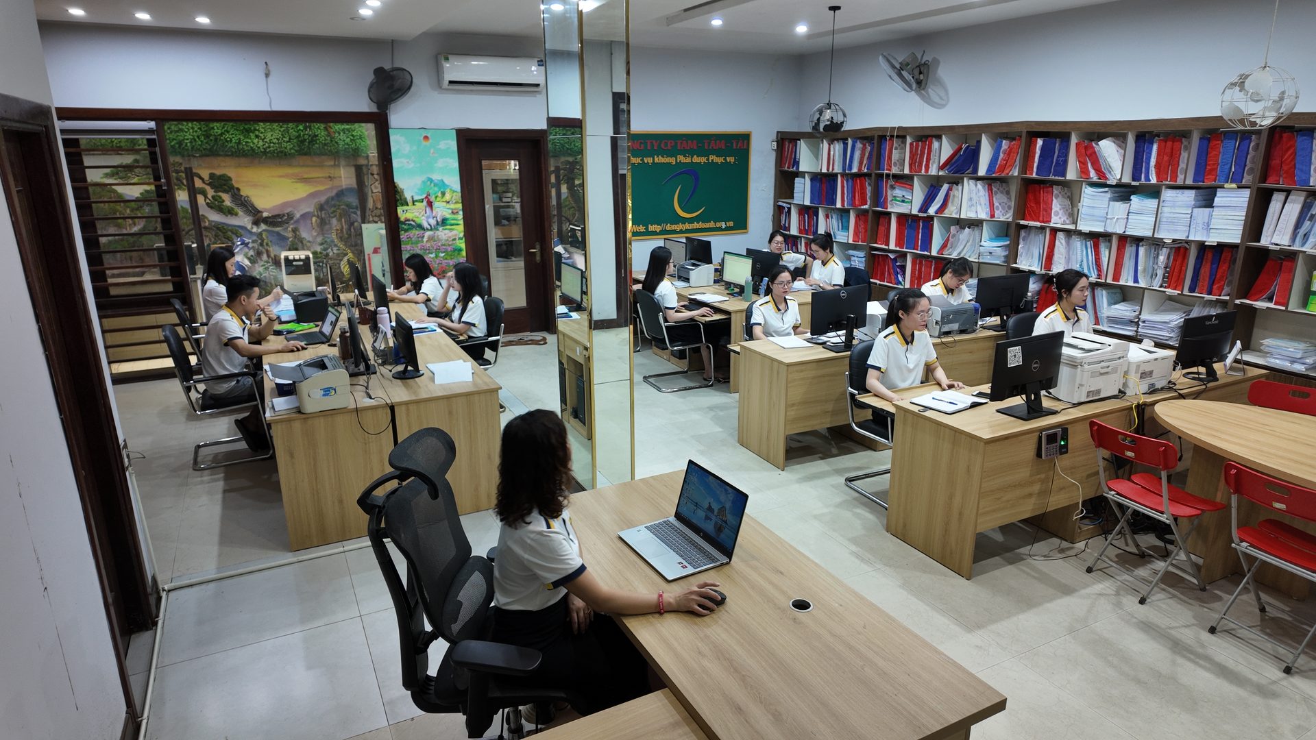 Không gian làm việc của đội ngũ kế toán, thủ tục doanh nghiệp Tâm - Tầm - Tài