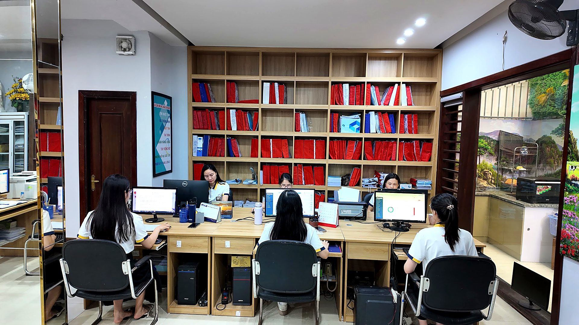 Nhân viên Tâm - Tầm - Tài xử lý hồ sơ đăng ký kinh doanh tại văn phòng