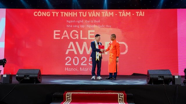 Nhà sáng lập Nguyễn Quốc Huy nhận giải Eagle Award 2025 cho Công ty TNHH Tư vấn Tâm - Tầm - Tài
