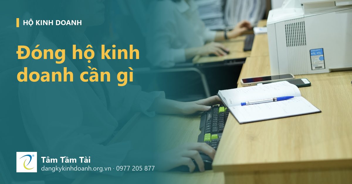 Đóng hộ kinh doanh cần gì – ảnh nền: kế toán Tâm Tầm Tài làm việc, phía sau là tủ hồ sơ khách hàng