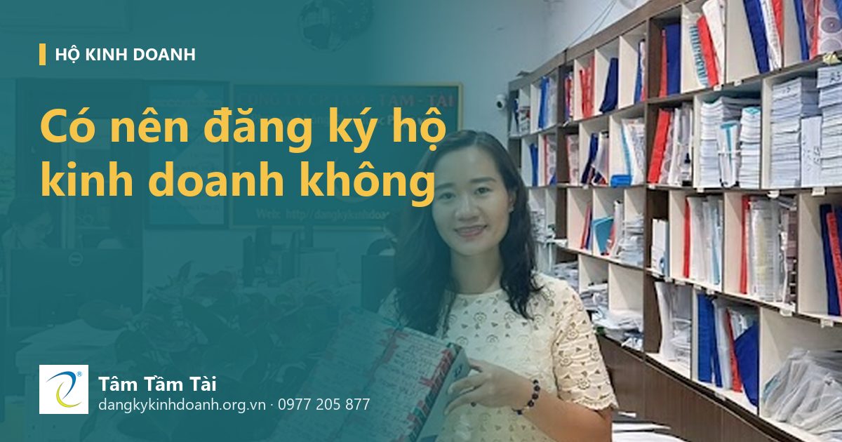 Có nên đăng ký hộ kinh doanh không – ảnh nền: nhân viên Tâm Tầm Tài bên các hộp hồ sơ khách hàng