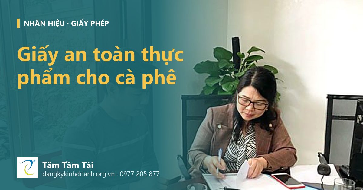 Giấy an toàn thực phẩm cho cà phê – ảnh nền: chuyên viên hướng dẫn khách ký hồ sơ