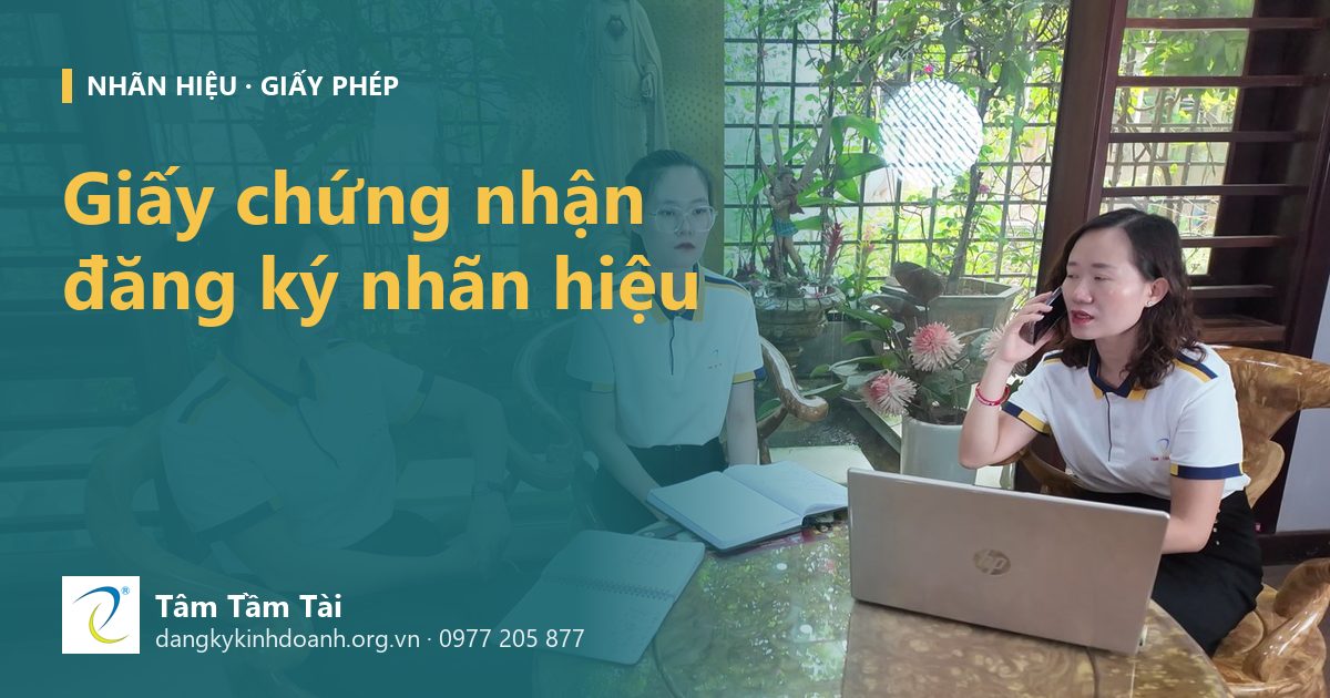 Giấy chứng nhận đăng ký nhãn hiệu – ảnh nền: chuyên viên Tâm Tầm Tài trao đổi với khách qua điện thoại