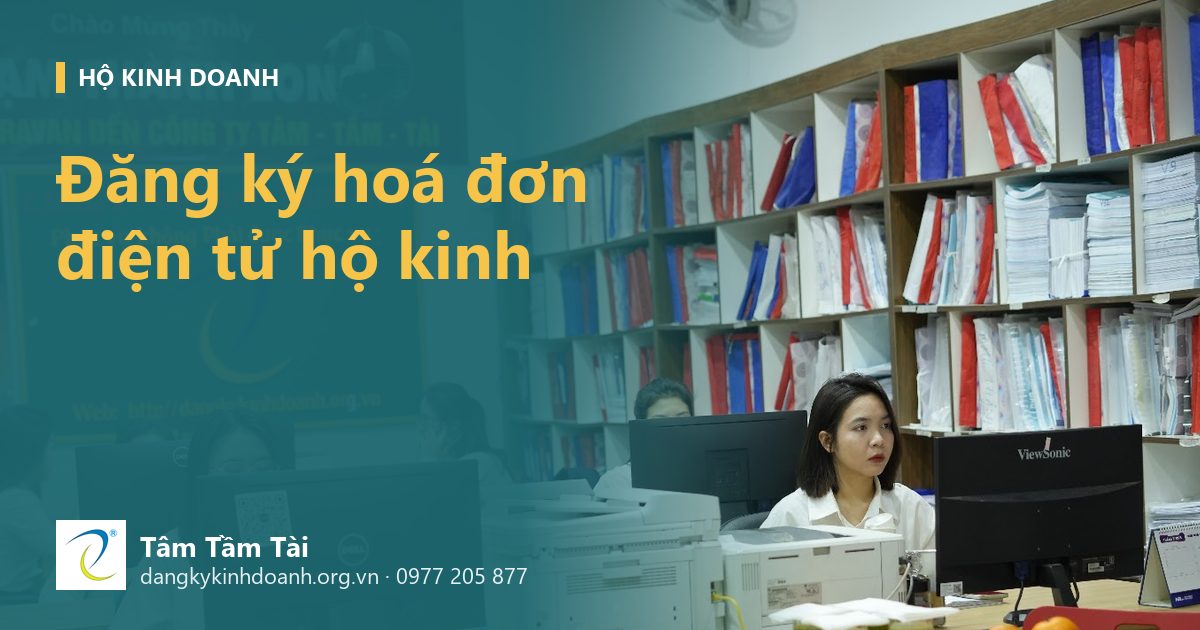 Đăng ký hoá đơn điện tử hộ kinh – ảnh nền: kế toán Tâm Tầm Tài làm việc, phía sau là tủ hồ sơ khách hàng