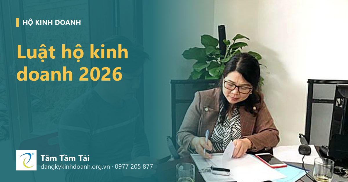 Luật hộ kinh doanh 2026 – ảnh nền: chuyên viên hướng dẫn khách ký hồ sơ