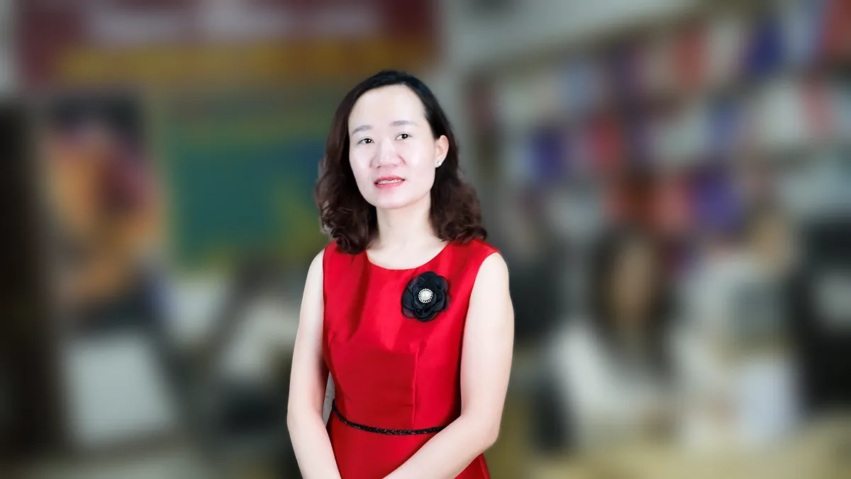 Chị Thảo Nguyễn váy đỏ cận cảnh nửa người, mỉm cười nhìn thẳng tại văn phòng Tâm - Tầm - Tài – chia sẻ về cách tính thuế thu nhập doanh nghiệp