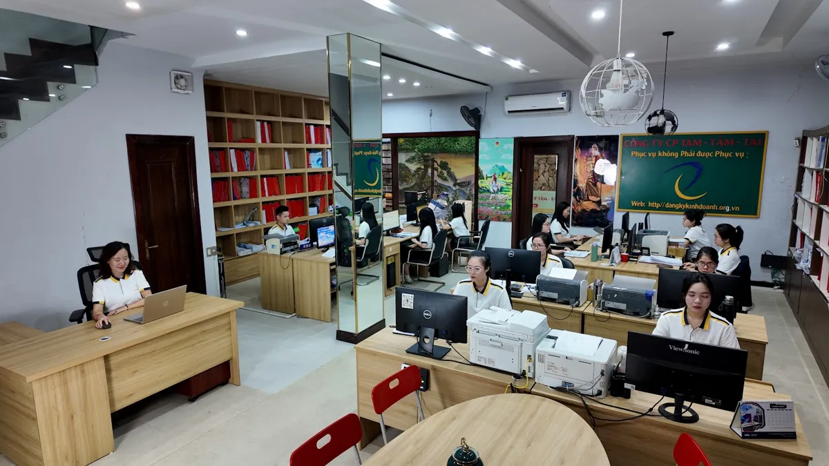 Góc văn phòng Tâm - Tầm - Tài với bàn tiếp khách, nhân viên làm việc phía sau – Câu hỏi phỏng vấn kế toán thuế
