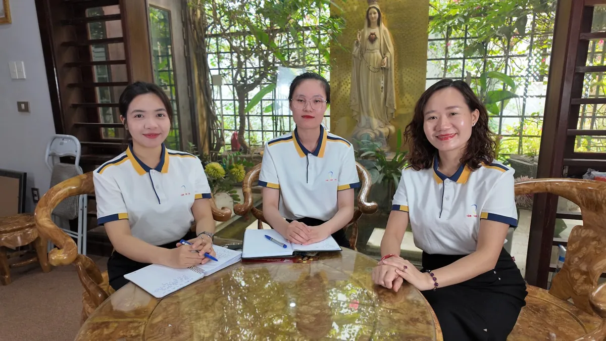 Chị Thảo Nguyễn cùng hai nhân viên đồng phục ngồi bàn tròn, mỉm cười tại Tâm - Tầm - Tài – chia sẻ về câu hỏi phỏng vấn kế toán thuế