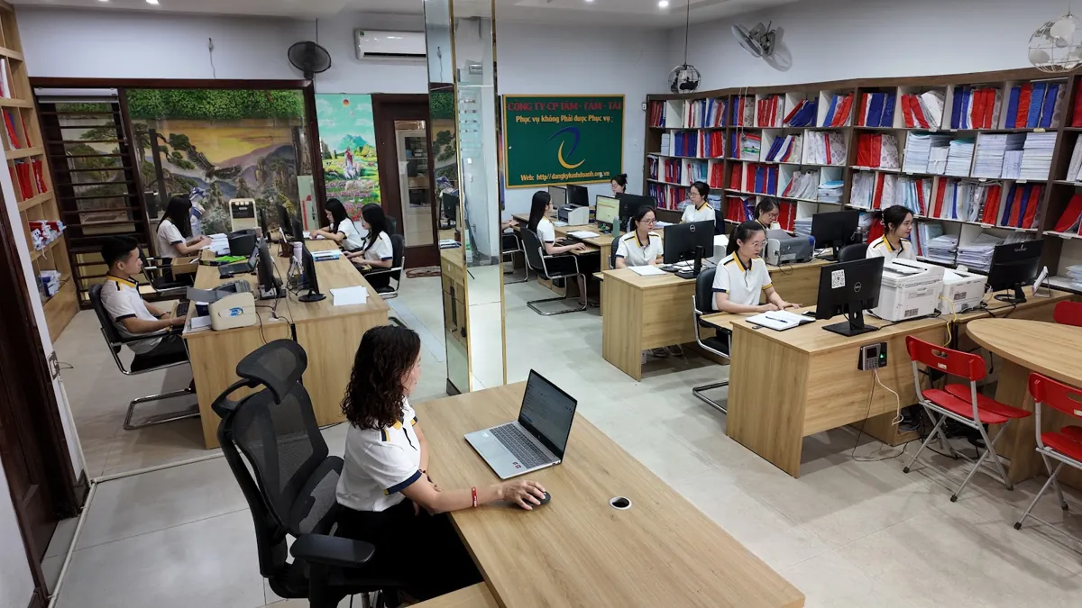 Không gian văn phòng Tâm - Tầm - Tài sáng, nhân viên làm việc với laptop – Có nên đăng ký hộ kinh doanh không