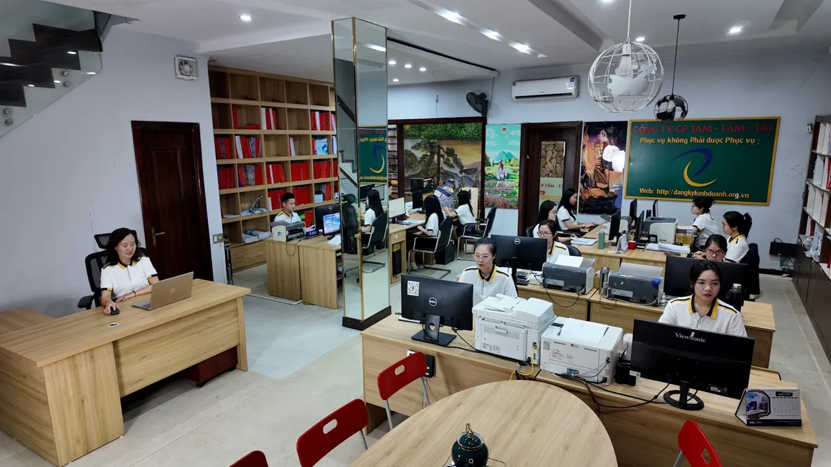Góc văn phòng Tâm - Tầm - Tài với bàn tiếp khách, nhân viên làm việc phía sau – Đăng ký hộ kinh doanh bao lâu có kết quả