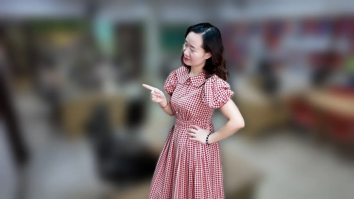 Chị Thảo Nguyễn váy đỏ đứng thẳng mỉm cười tại văn phòng Tâm - Tầm - Tài – chia sẻ về đăng ký hộ kinh doanh bao lâu có kết quả